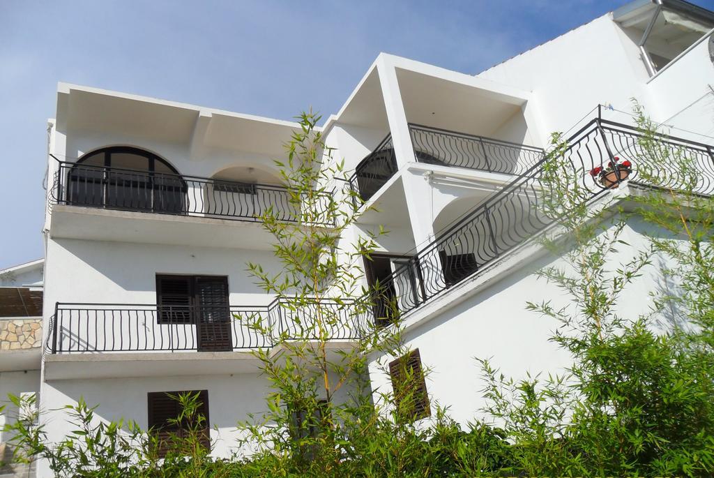 Apartments Maria Tisno Luaran gambar